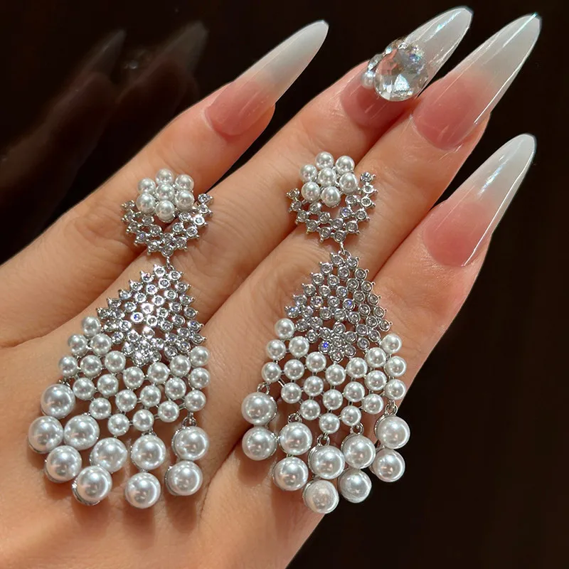 Zircon Flower Light Luxury Fashion Elegant Fringed Earrings
Zircon Flower Light Luxury Fashion Elegant Fringed Earrings