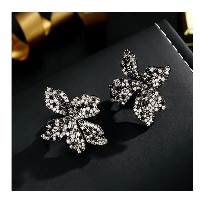 Needle Light Luxury High-end Earrings, Fashionable and Elegant Temperament, High-end Sense, Zircon Inlay Blooming Lily Stud Earr
Needle Light Luxury High-end Earrings, Fashionable and Elegant Temperament, High-end Sense, Zircon Inlay Blooming Lily Stud Earr