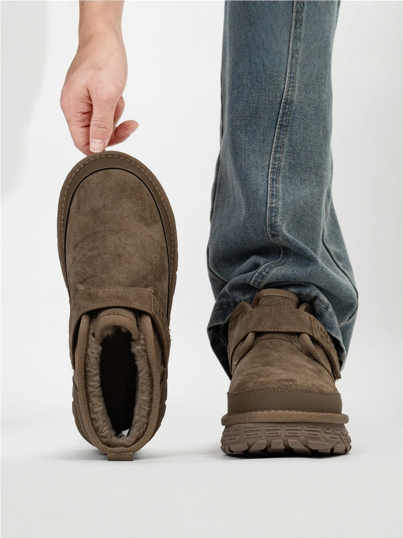 Men's Winter Thickened Fleece Lined Snow Boots Outdoor Cold Resistant Cotton Shoes Casual Leather Fur Integrated Bread Shoes
Men's Winter Thickened Fleece Lined Snow Boots Outdoor Cold Resistant Cotton Shoes Casual Leather Fur Integrated Bread Shoes