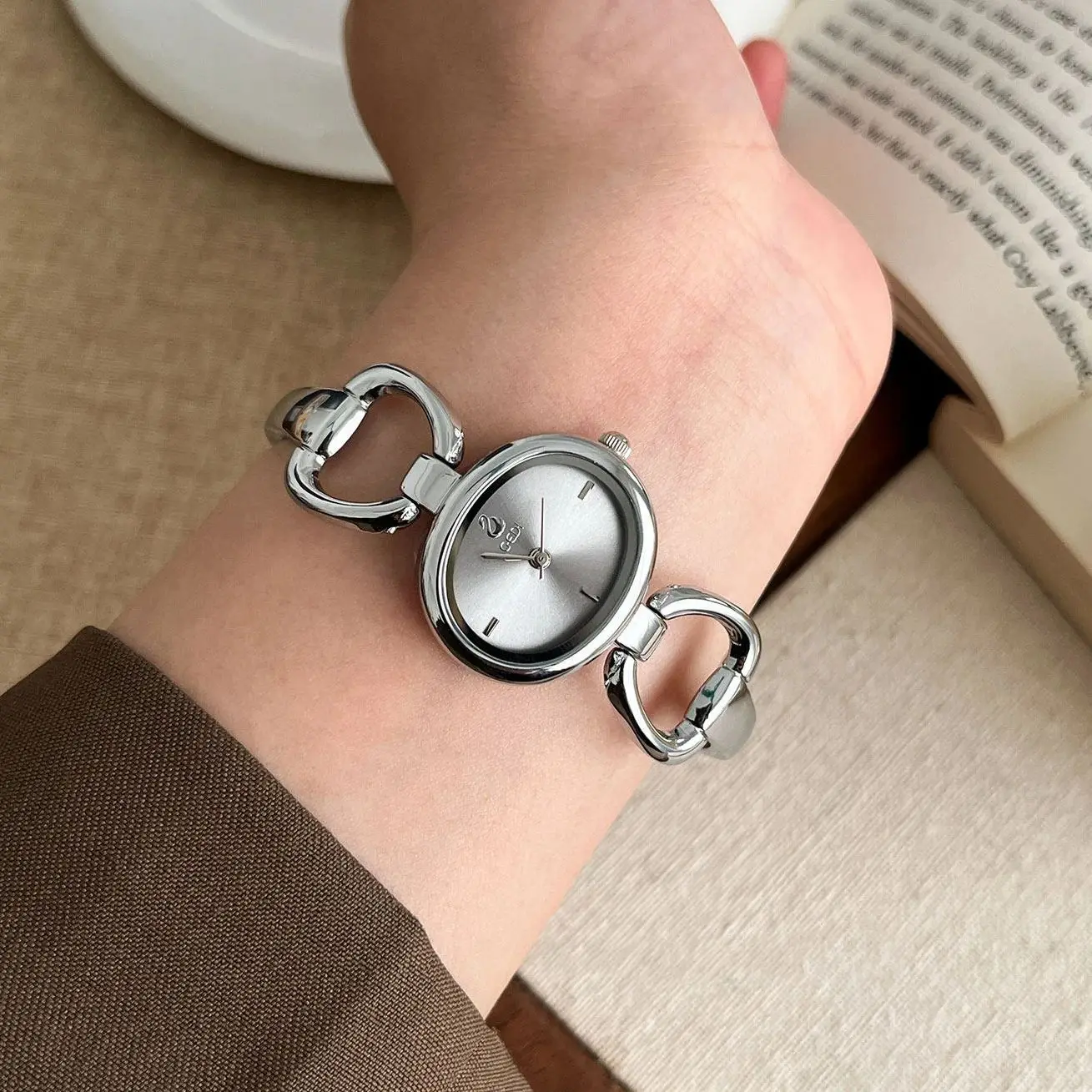 NEW Women's Bracelet-Style Watches Unique Design, Oval Dial, Affordable Luxury Quartz Watch Perfect Pair with Dress Gift
NEW Women's Bracelet-Style Watches Unique Design, Oval Dial, Affordable Luxury Quartz Watch Perfect Pair with Dress Gift