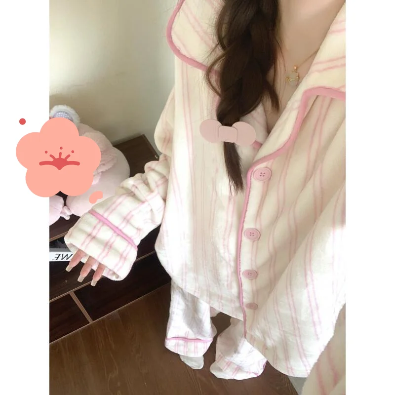 Women's pajamas Coral Fleece Sleepwear for Winter Thickened and Striped Flannel Suit With High-end Feel Suitable Outdoor Wear
Women's pajamas Coral Fleece Sleepwear for Winter Thickened and Striped Flannel Suit With High-end Feel Suitable Outdoor Wear