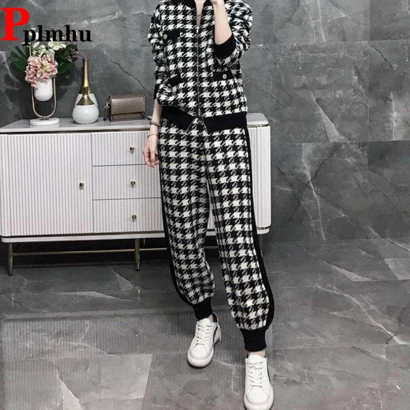Plaid Knit Women 2 Piece Sets Korea High Waist Ankle Length Sweatpants Tracksuit Elegant O-neck Zip Jackets Coats Tops Outfit
Plaid Knit Women 2 Piece Sets Korea High Waist Ankle Length Sweatpants Tracksuit Elegant O-neck Zip Jackets Coats Tops Outfit