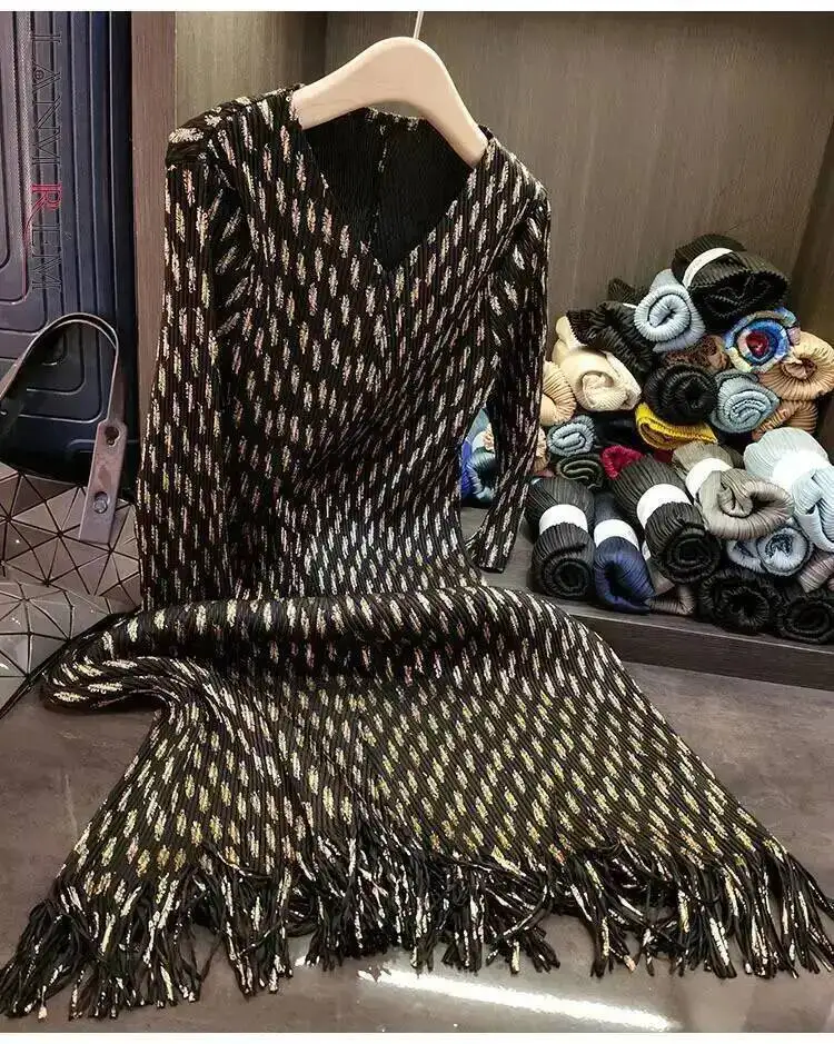 Foil Fashion Gold Printing Design V Collar Pleated Dress For Women 2025 New Loose Causal Tassel Hem Dresses Chic 2IH4T
Foil Fashion Gold Printing Design V Collar Pleated Dress For Women 2025 New Loose Causal Tassel Hem Dresses Chic 2IH4T