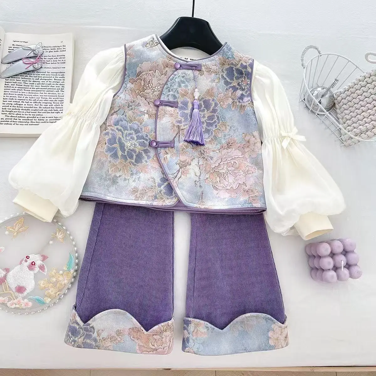 New Baby Girl Country Style Autumn Children's Chinese Tang Suit Jacket Undershirt Wide-legged Trousers Three-piece Set
New Baby Girl Country Style Autumn Children's Chinese Tang Suit Jacket Undershirt Wide-legged Trousers Three-piece Set