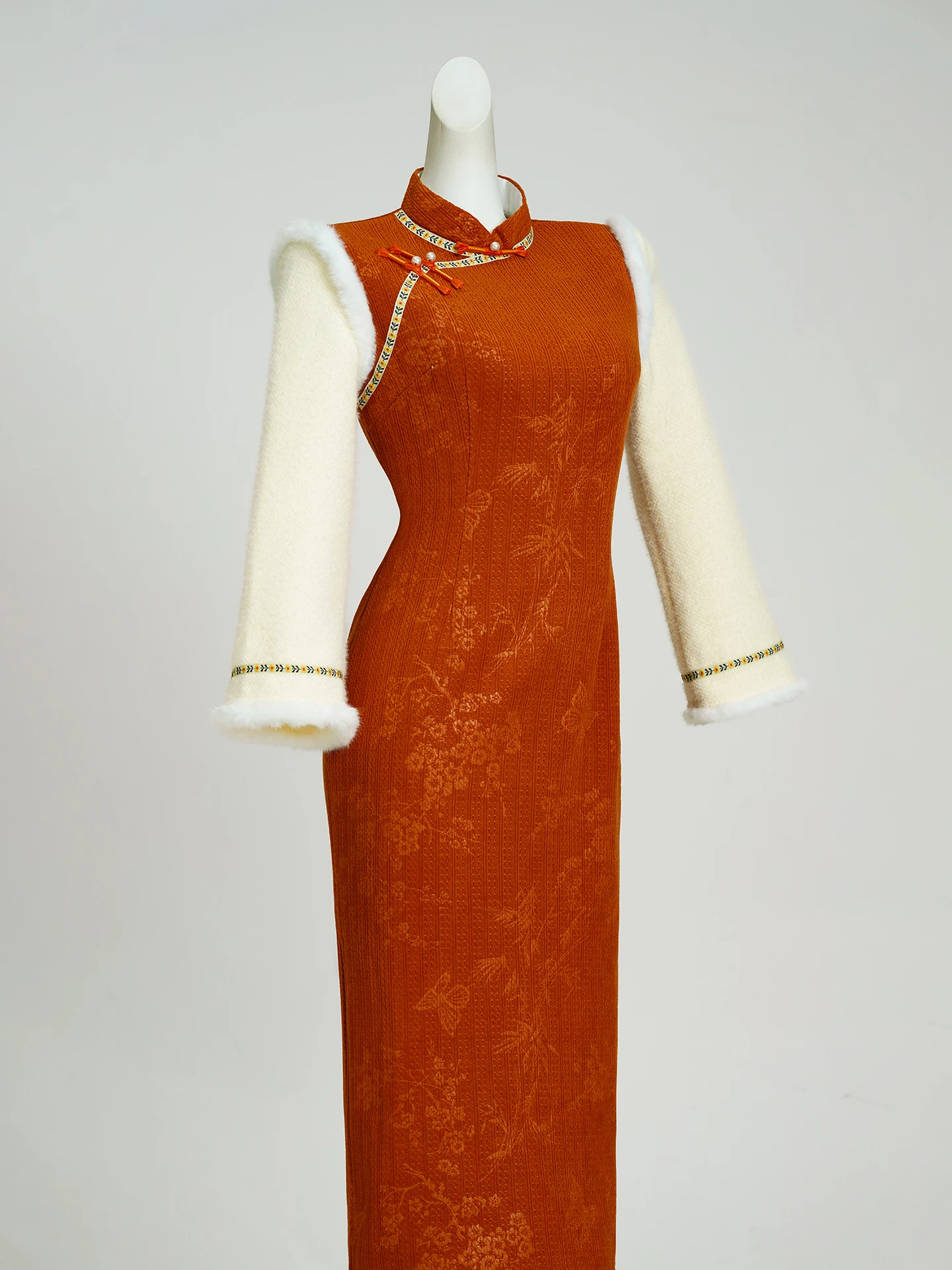 Новое китайское обновленное платье-ципао оранжево-красного цвета с большими рукавами, в стиле пэчворк, на флисовой подкладке, осенне-зимнее, длинное, для женщин
Новое китайское обновленное платье-ципао оранжево-красного цвета с большими рукавами, в стиле пэчворк, на флисовой подкладке, осенне-зимнее, длинное, для женщин