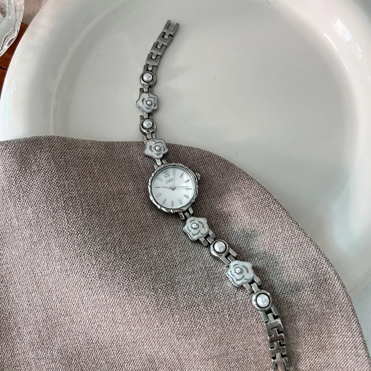 Новые женские часы-браслет. Изысканные и стильные. Идеально подходят для повседневной носки. Универсальные кварцевые часы. Отличный подарок для вашей подруги.
Новые женские часы-браслет. Изысканные и стильные. Идеально подходят для повседневной носки. Универсальные кварцевые часы. Отличный подарок для вашей подруги.