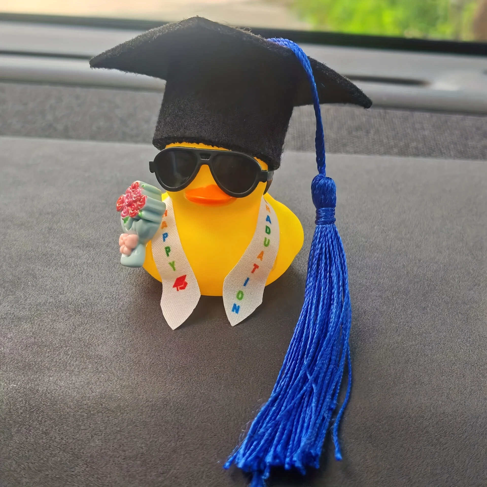 1PC New Graduation Doctoral Hat Bachelor's Shawl Mini Yellow Duck sunglasses graduation gift Car interior decoration accessories
1PC New Graduation Doctoral Hat Bachelor's Shawl Mini Yellow Duck sunglasses graduation gift Car interior decoration accessories