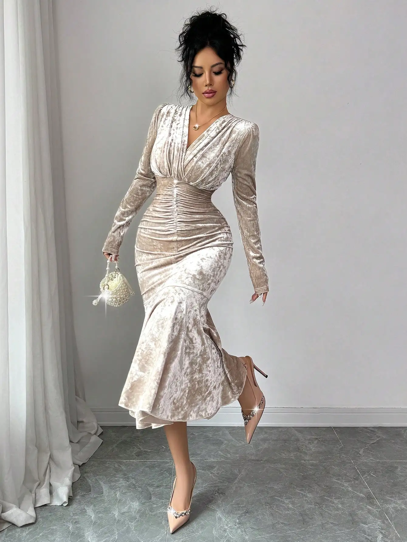 Elegant V-Neck Velvet Long Sleeve Ruched Midi Dress with Ruffle Hem
Elegant V-Neck Velvet Long Sleeve Ruched Midi Dress with Ruffle Hem