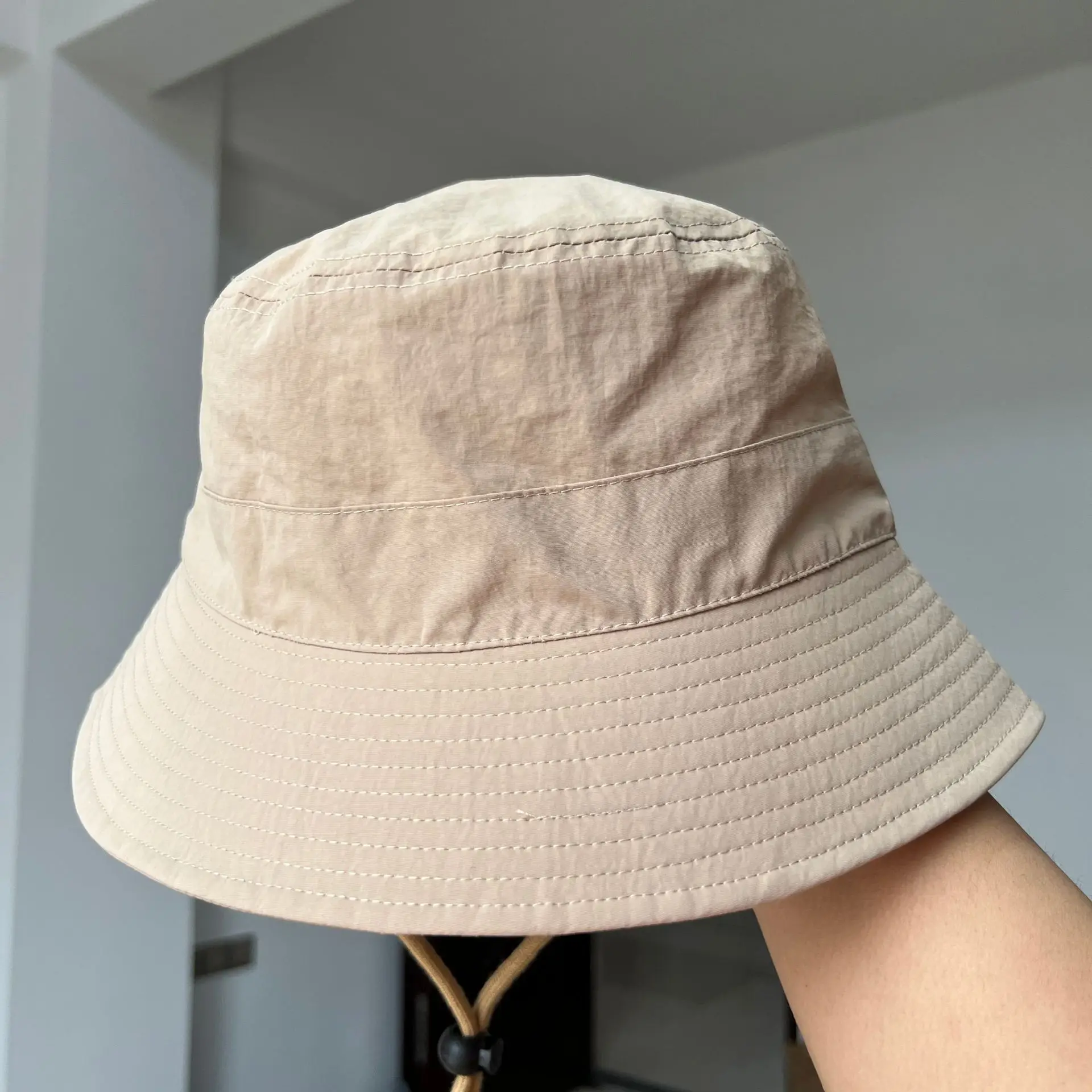 Крутое ведро для мужчин и женщин, летняя тонкая простая повседневная солнцезащитная шляпа с солнцезащитным кремом, уличная быстросохнущая шляпа-тазик на шнурке
Крутое ведро для мужчин и женщин, летняя тонкая простая повседневная солнцезащитная шляпа с солнцезащитным кремом, уличная быстросохнущая шляпа-тазик на шнурке