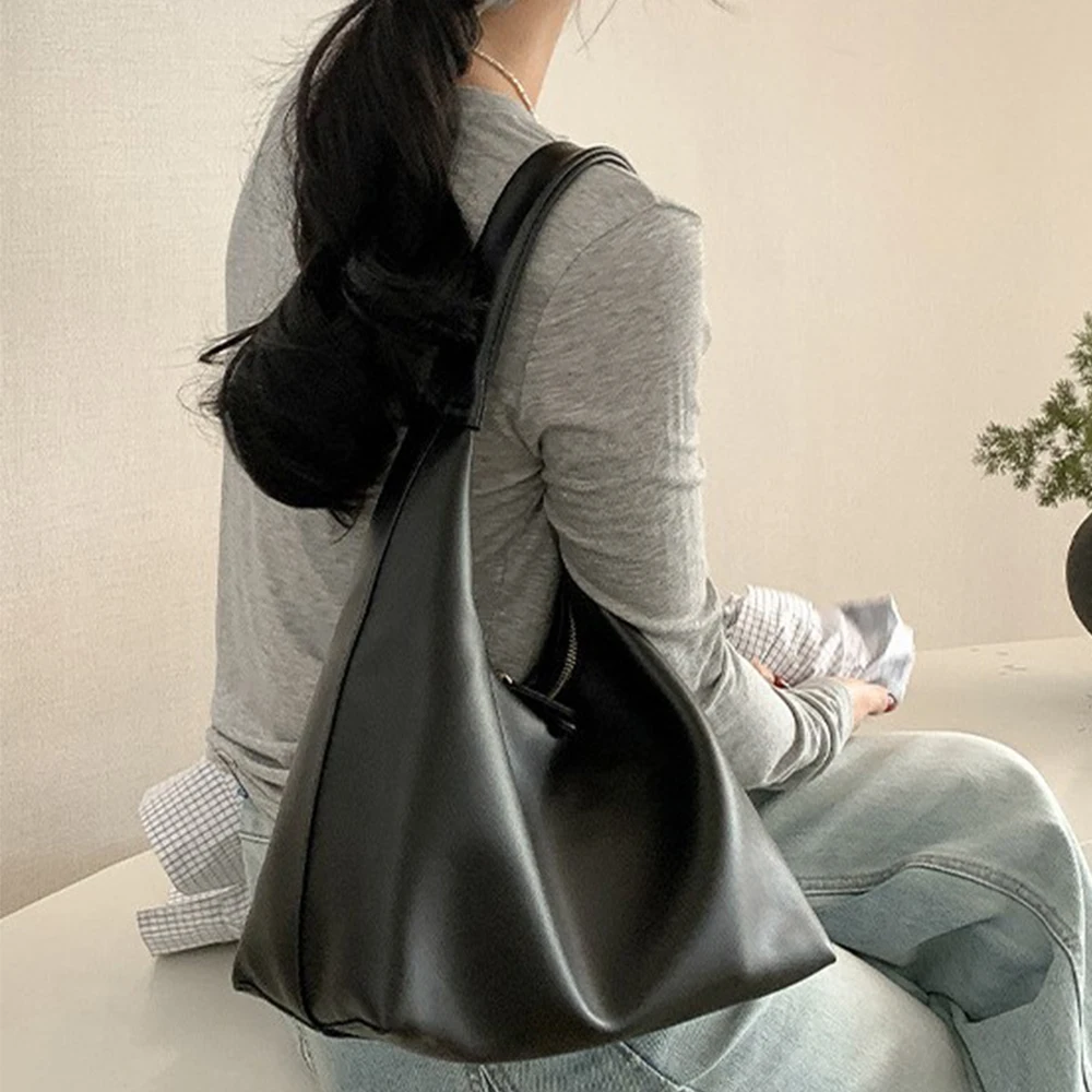 New Korean Large Capacity Commuter Underarm Bag Casual Moon Single PU soft leather Minimalist Gentlewomen Commute Shoulder Bag
New Korean Large Capacity Commuter Underarm Bag Casual Moon Single PU soft leather Minimalist Gentlewomen Commute Shoulder Bag