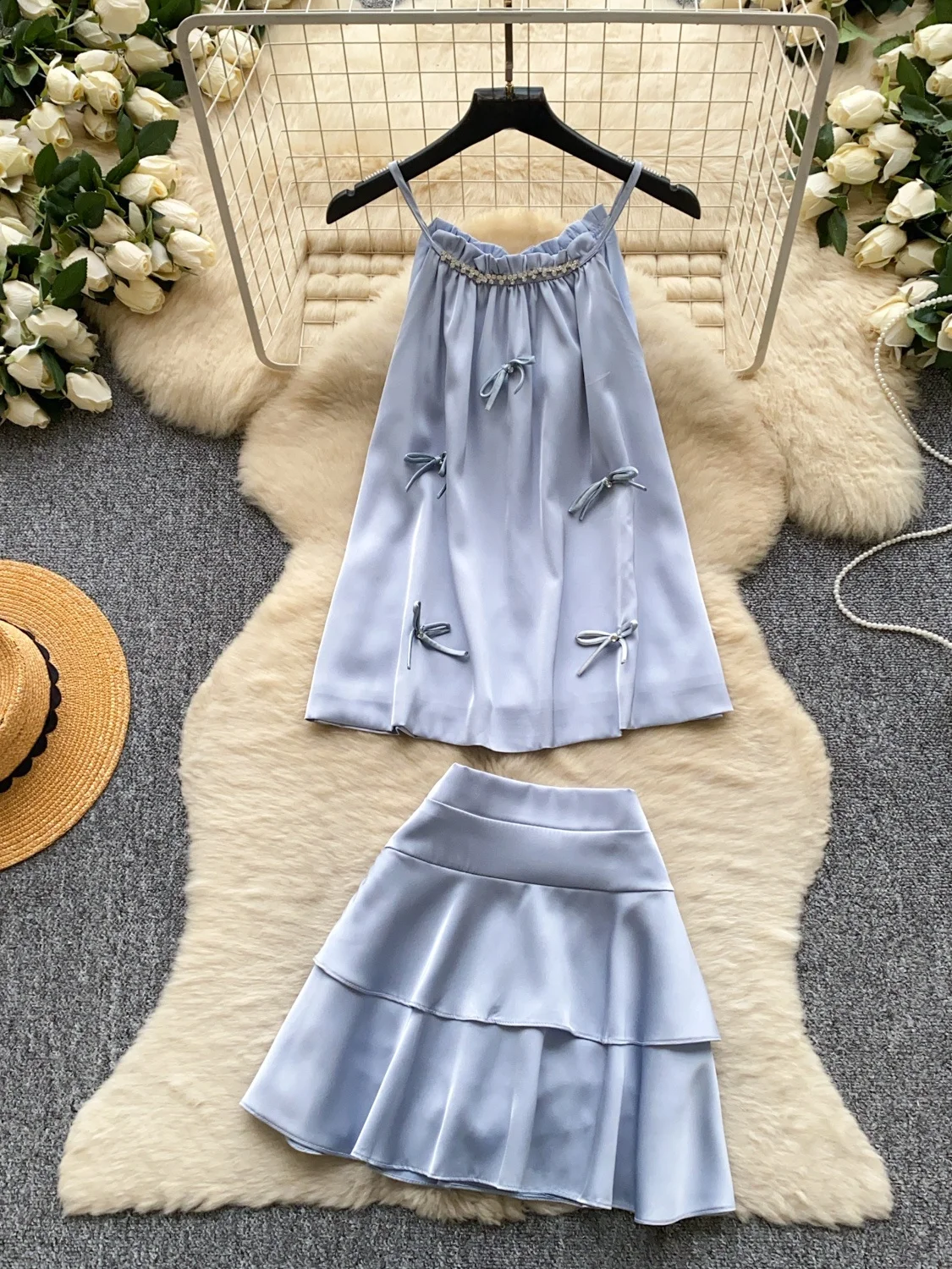 Sweet Knot Neck Vest Cake Skirt Two Piece Set Women's Summer Silk Blend Slimming Fashionable Office Wear Ensemble
Sweet Knot Neck Vest Cake Skirt Two Piece Set Women's Summer Silk Blend Slimming Fashionable Office Wear Ensemble