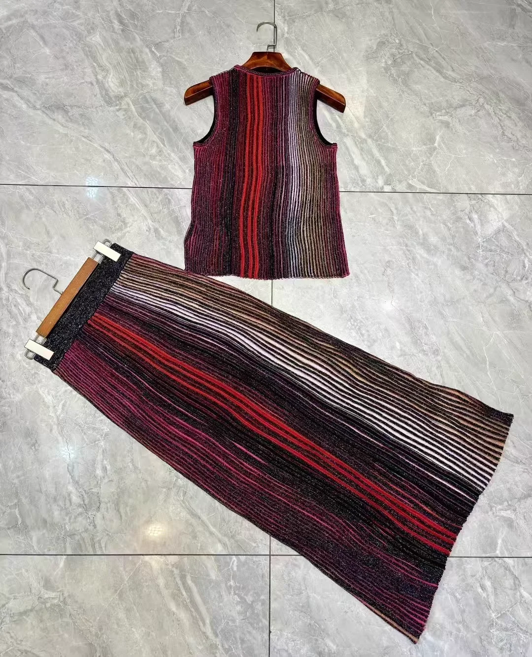 Sequined Striped Women Knitted Set 2025 New Round Neck Sleeveless Vest + Elastic Waist A-Line Long Jupe Casual Female Suit
Sequined Striped Women Knitted Set 2025 New Round Neck Sleeveless Vest + Elastic Waist A-Line Long Jupe Casual Female Suit