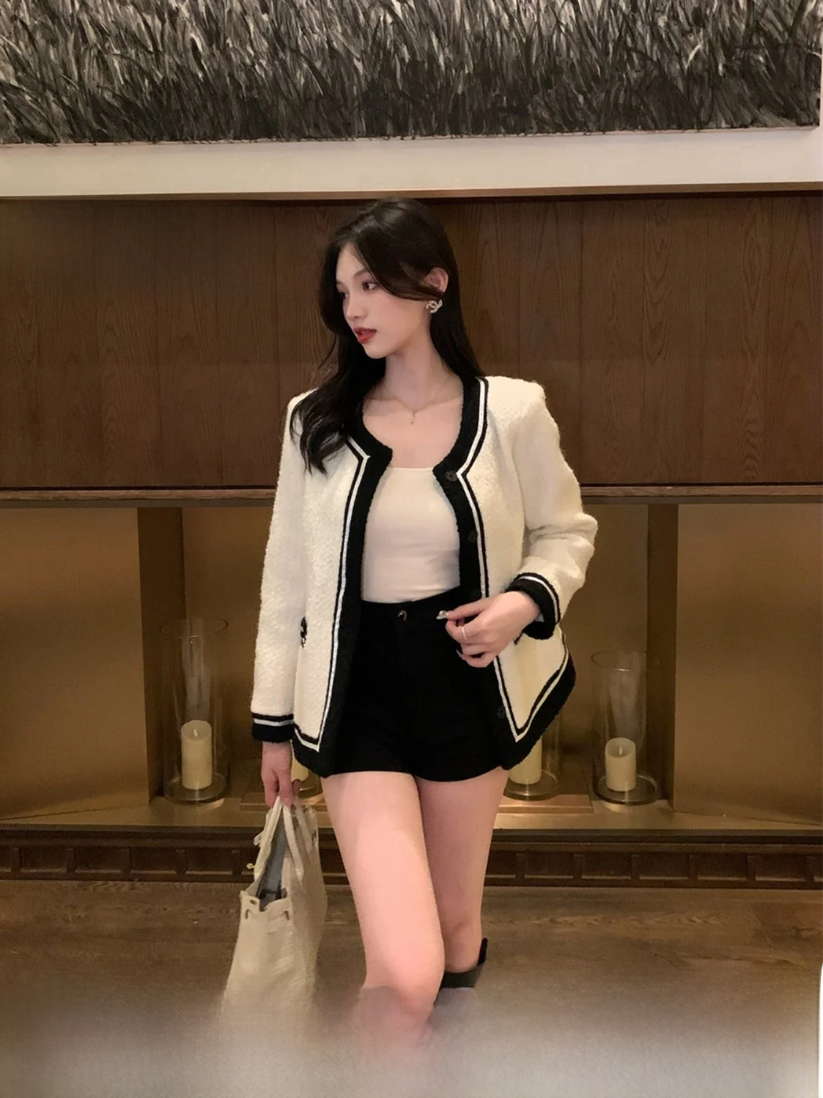 EUSKY IIWAN Luxury Short Coat for Women in Tweed Fabric Button Detail Straight Cut Commute Style Polyester Blend Long Sleeve
EUSKY IIWAN Luxury Short Coat for Women in Tweed Fabric Button Detail Straight Cut Commute Style Polyester Blend Long Sleeve