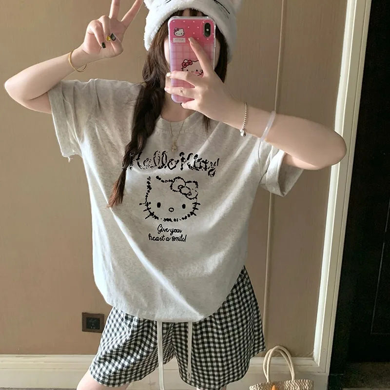 Новые летние шорты с короткими рукавами с героями мультфильмов «Hello Kitty», женские милые и милые домашние костюмы с героями мультфильмов, комплект из двух предметов
Новые летние шорты с короткими рукавами с героями мультфильмов «Hello Kitty», женские милые и милые домашние костюмы с героями мультфильмов, комплект из двух предметов