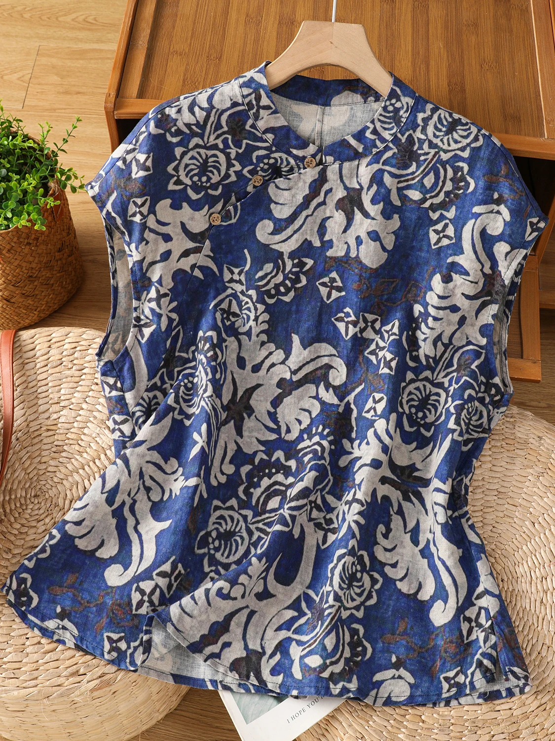 Retro Chinese Style Shirt with Button Detail Asymmetrical Hem Large Size Casual Printed Top Women's Summer Fashion
Retro Chinese Style Shirt with Button Detail Asymmetrical Hem Large Size Casual Printed Top Women's Summer Fashion