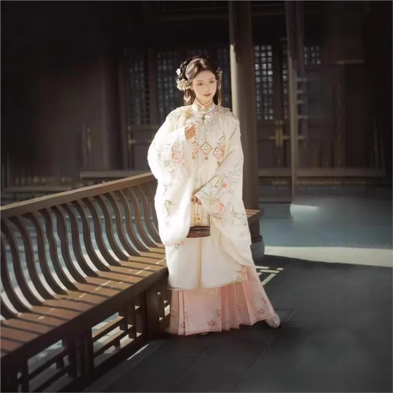 Новая женская юбка Hanfu, комплект блузки с воротником-стойкой и тяжелой вышивкой
Новая женская юбка Hanfu, комплект блузки с воротником-стойкой и тяжелой вышивкой