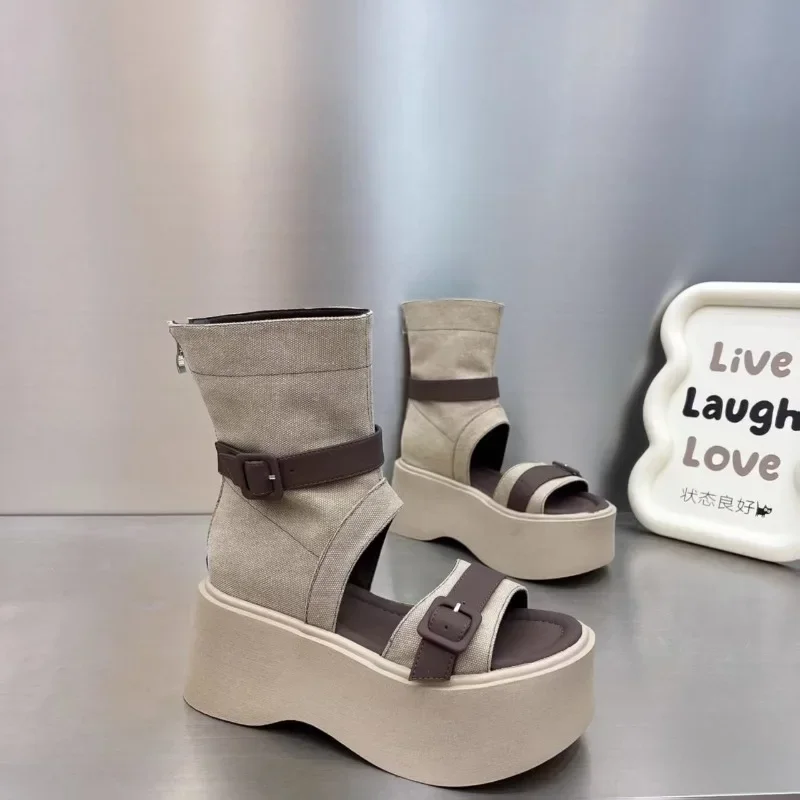 Женские полые римские сандалии с открытым носком, новинка 2025, женские крутые ботинки на толстой подошве, повседневные летние сандалии на толстой подошве, женские ботинки
Женские полые римские сандалии с открытым носком, новинка 2025, женские крутые ботинки на толстой подошве, повседневные летние сандалии на толстой подошве, женские ботинки