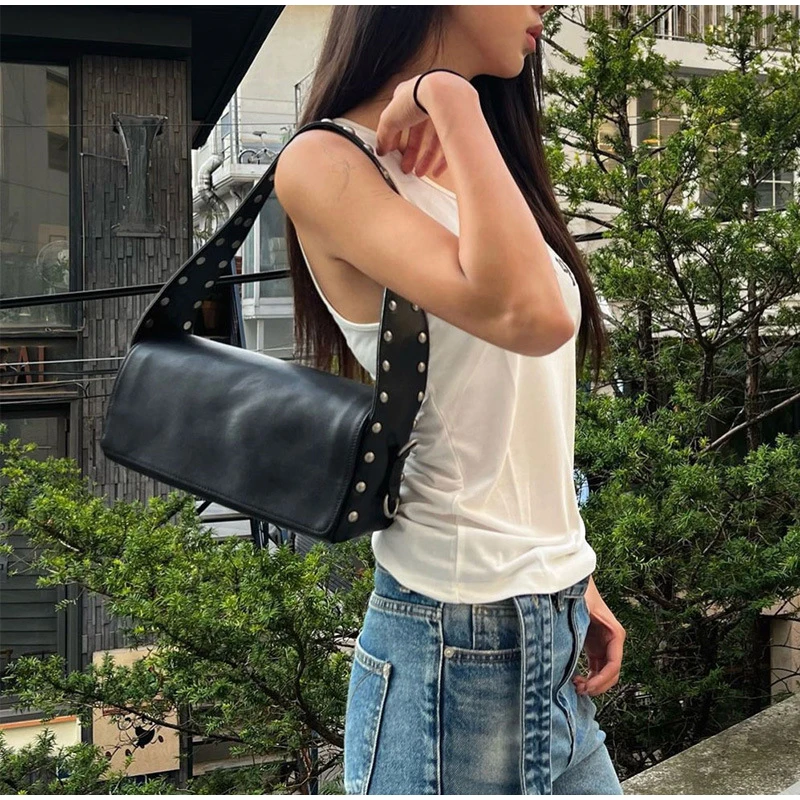 Women's Pu Leather Black Lunch Box Bag Fashion Rivet Design Handbag New Style Square Shoulder Bag Ladies Y2k Style Underarm Bag
Women's Pu Leather Black Lunch Box Bag Fashion Rivet Design Handbag New Style Square Shoulder Bag Ladies Y2k Style Underarm Bag