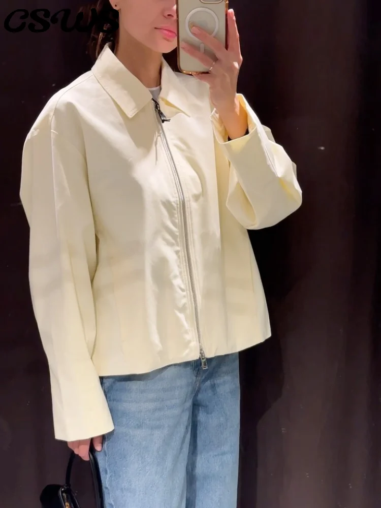 Модные женские куртки с отложным воротником, однотонная женская куртка на молнии с длинными рукавами и карманами, осень 2024, повседневная женская офисная уличная одежда
Модные женские куртки с отложным воротником, однотонная женская куртка на молнии с длинными рукавами и карманами, осень 2024, повседневная женская офисная уличная одежда