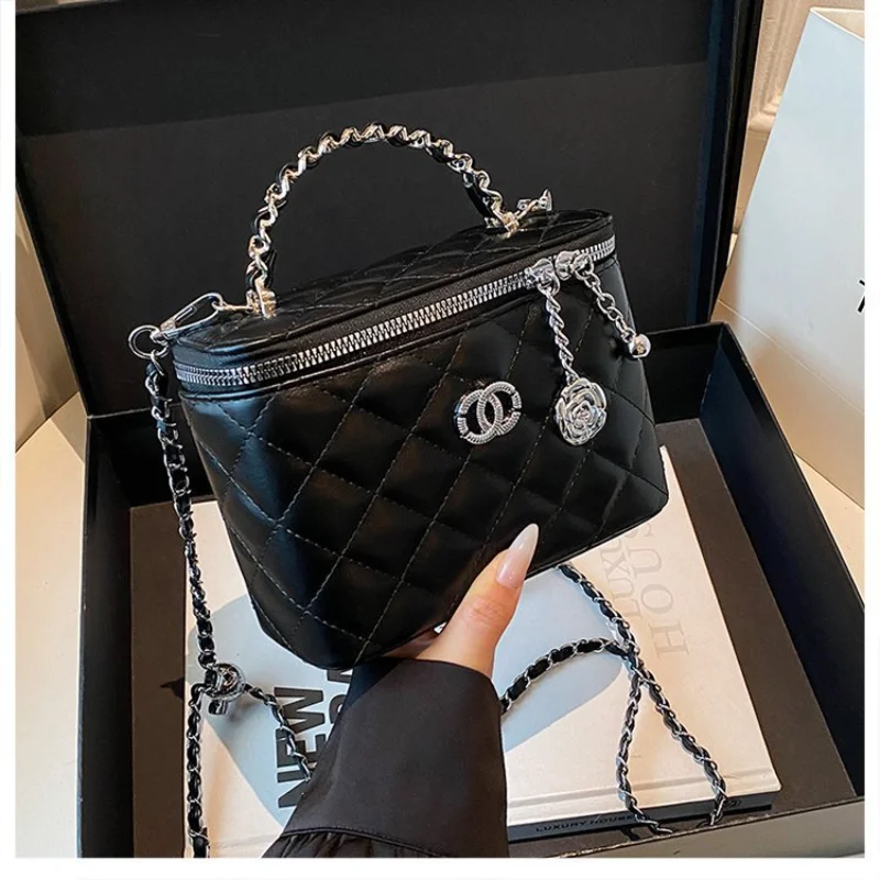  Лето 2025 года, стеганая сумка-ведро для женщин, регулируемый ремень-цепочка, сумка через плечо, веганская кожа, повседневная дневная сумка
Лето 2025 года, стеганая сумка-ведро для женщин, регулируемый ремень-цепочка, сумка через плечо, веганская кожа, повседневная дневная сумка