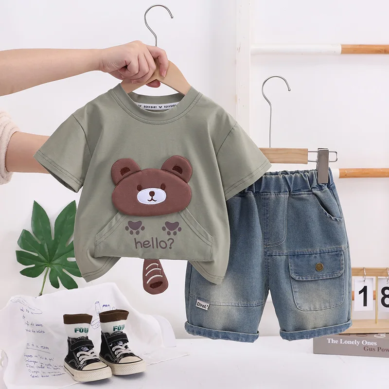 Летний комплект для мальчиков с мультяшным медведем 2026: футболка с 3D аппликацией и джинсовые шорты, повседневная одежда для малышей 1-5 лет
Летний комплект для мальчиков с мультяшным медведем 2026: футболка с 3D аппликацией и джинсовые шорты, повседневная одежда для малышей 1-5 лет