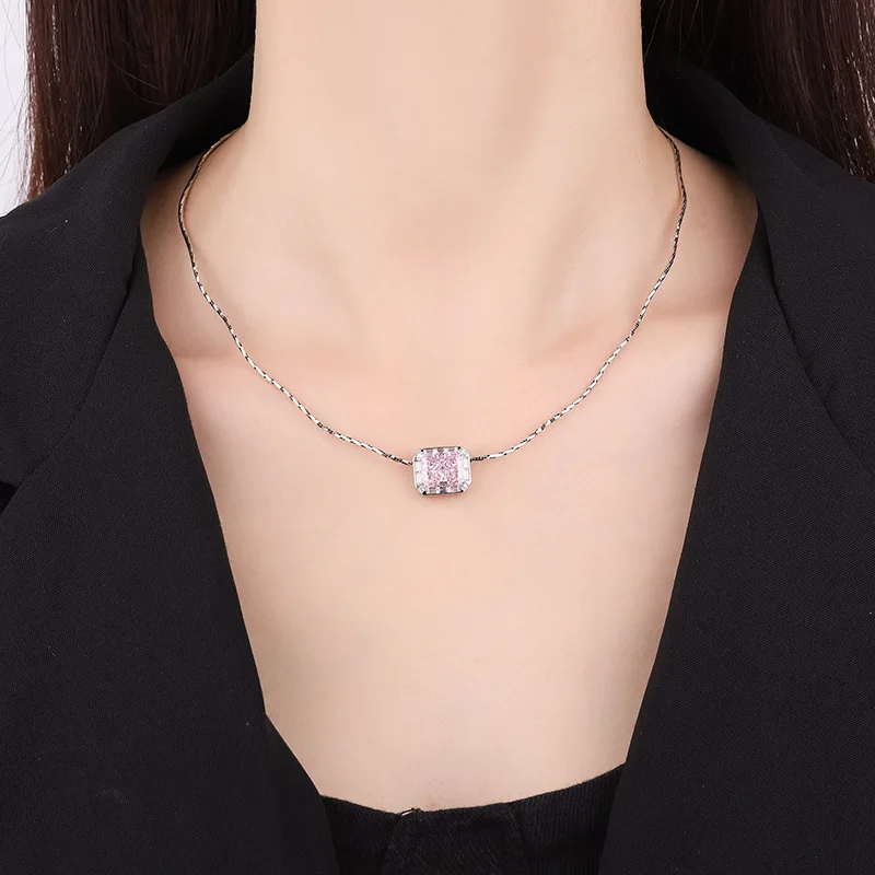 18K Gold Set with PT950 Platinum High Carbon Diamond Clavicle Chain Light Luxury Pendant Necklace Main Stone 8*10
18K Gold Set with PT950 Platinum High Carbon Diamond Clavicle Chain Light Luxury Pendant Necklace Main Stone 8*10