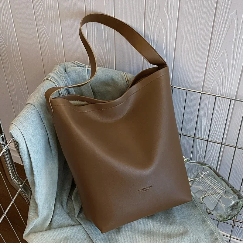 Solid color tote bag high-end sense large capacity shoulder versatile niche women's bag casual simple bucket bag
Solid color tote bag high-end sense large capacity shoulder versatile niche women's bag casual simple bucket bag