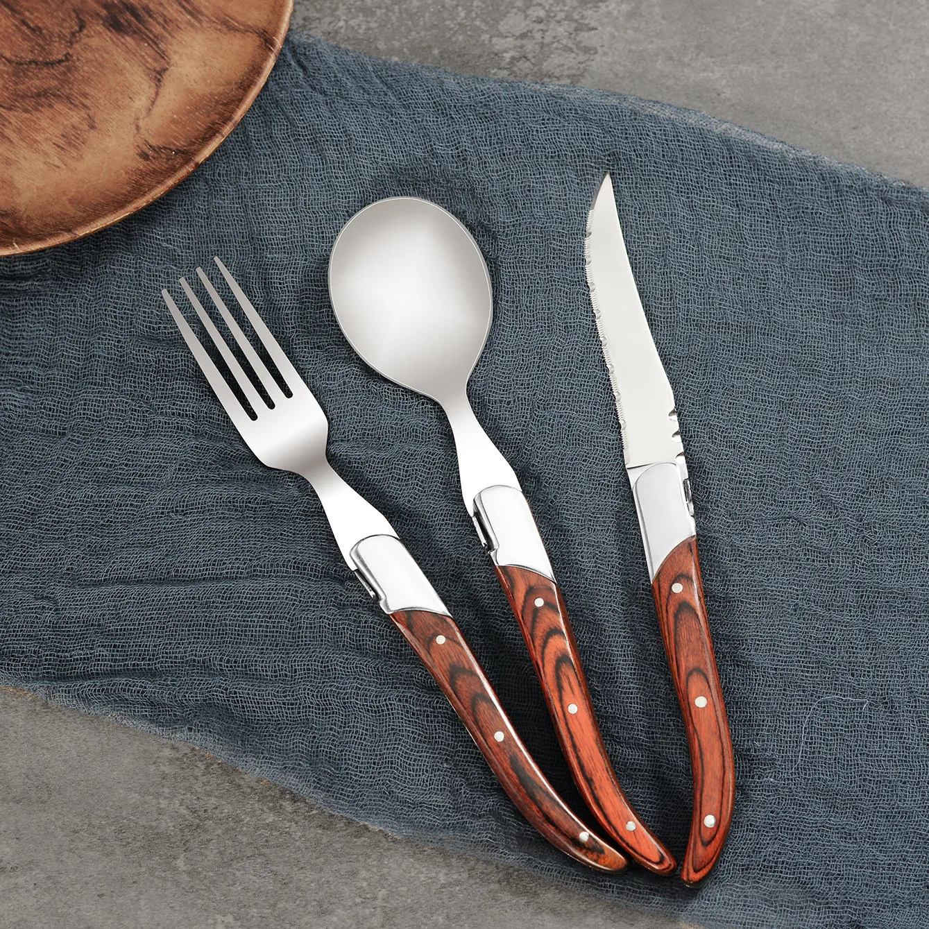 3 шт. деревянная ручка, западный нож из нержавеющей стали, зубчатый нож для стейка, ложка, ложка, нож для стейка, вилка, набор столовых приборов, посуда
3 шт. деревянная ручка, западный нож из нержавеющей стали, зубчатый нож для стейка, ложка, ложка, нож для стейка, вилка, набор столовых приборов, посуда
