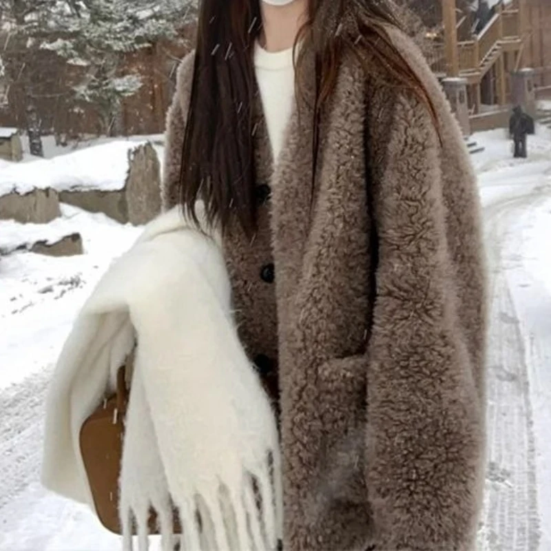 2025 Autumn and Winter Artificial Lamb Wool Coat Padded Button Women's Casual Coat
2025 Autumn and Winter Artificial Lamb Wool Coat Padded Button Women's Casual Coat