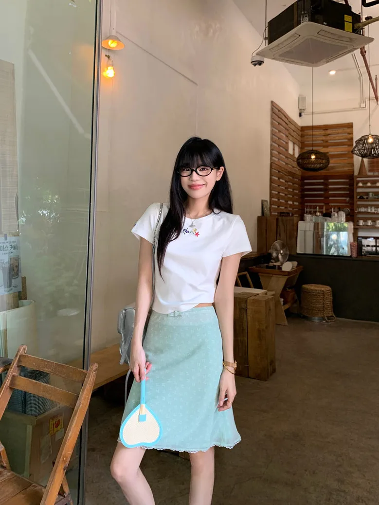 Kumikumi White Embroidered round Neck Short Sleeve T-Shirt Women's Fashion Summer High Waist Skirt Two-Piece Set
Kumikumi White Embroidered round Neck Short Sleeve T-Shirt Women's Fashion Summer High Waist Skirt Two-Piece Set