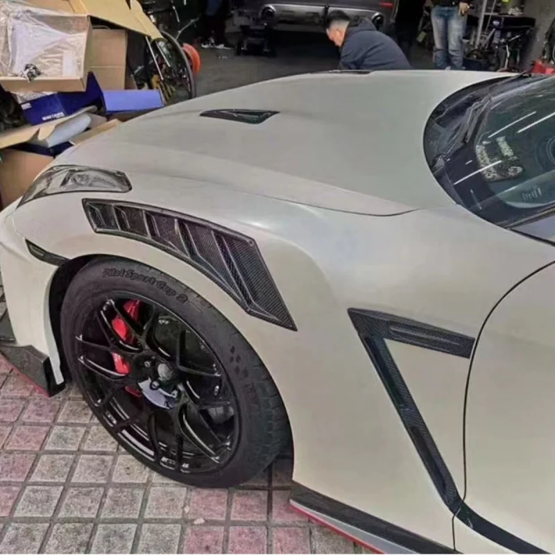 Suitable for Nissan GTR R35 modification and upgrade to NISMO style dry carbon fiber front fenders
Suitable for Nissan GTR R35 modification and upgrade to NISMO style dry carbon fiber front fenders