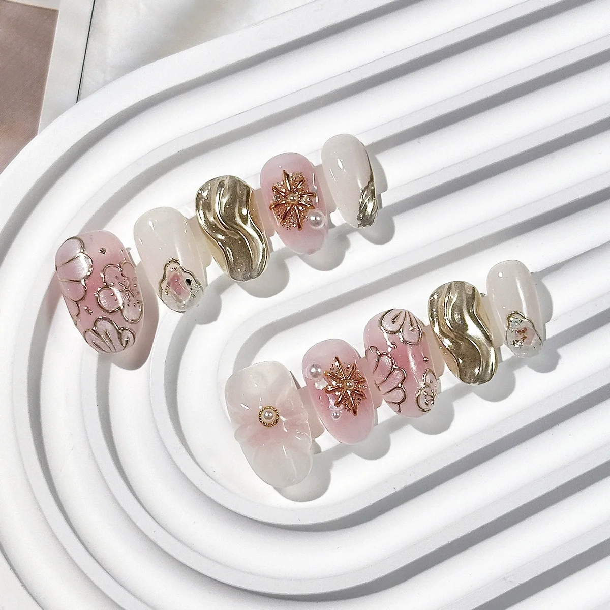 10Pcs Gradient Short Cat's Eye Press on Nails Full Cover Rhinestone French Oval Nail Shiny Fresh Sweet White Flower Fake Nails
10Pcs Gradient Short Cat's Eye Press on Nails Full Cover Rhinestone French Oval Nail Shiny Fresh Sweet White Flower Fake Nails
