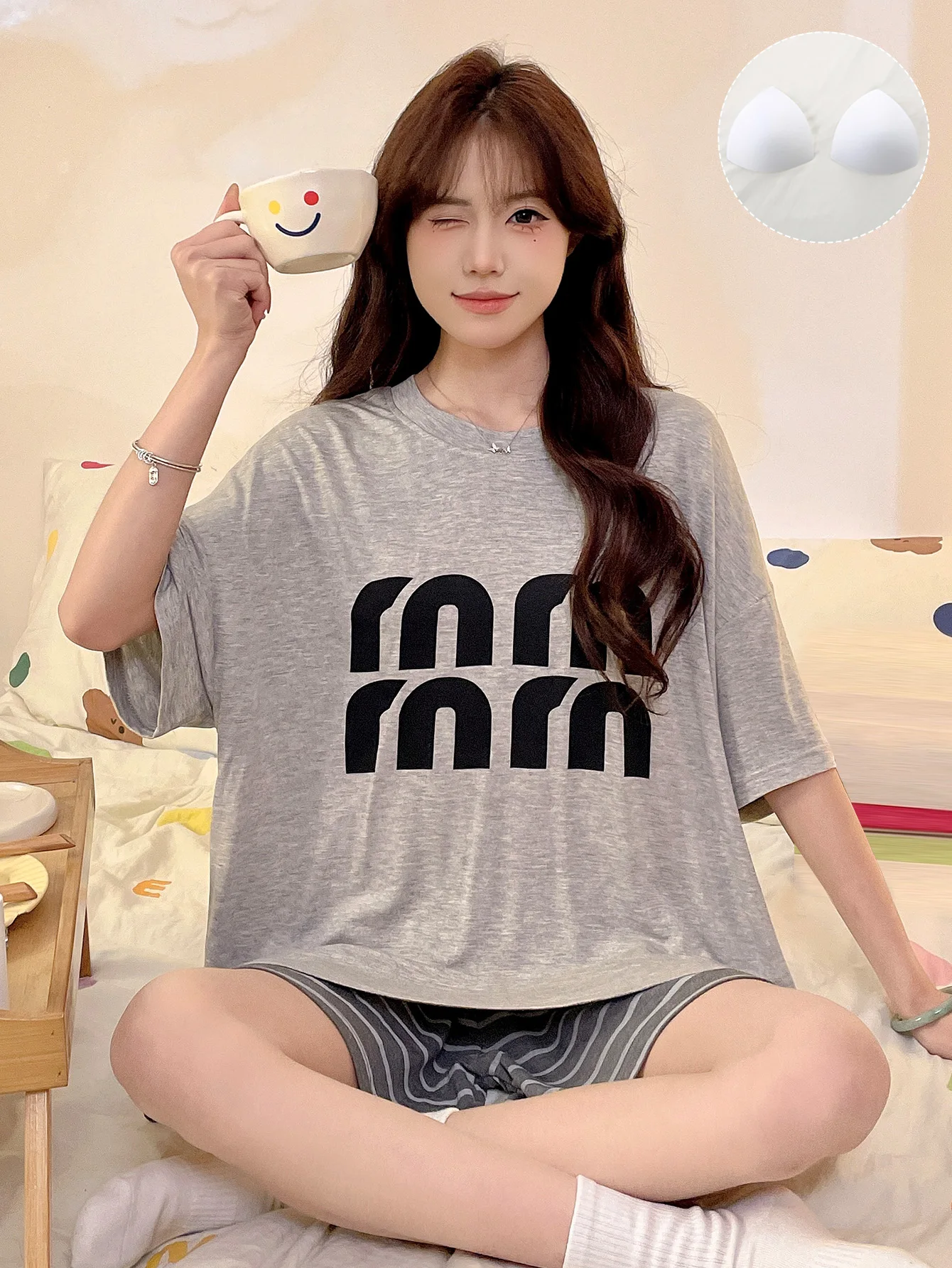 Summer women's round neck short sleeved pajamas with letter print paired with striped shorts, a two-piece home outfit that can b
Summer women's round neck short sleeved pajamas with letter print paired with striped shorts, a two-piece home outfit that can b