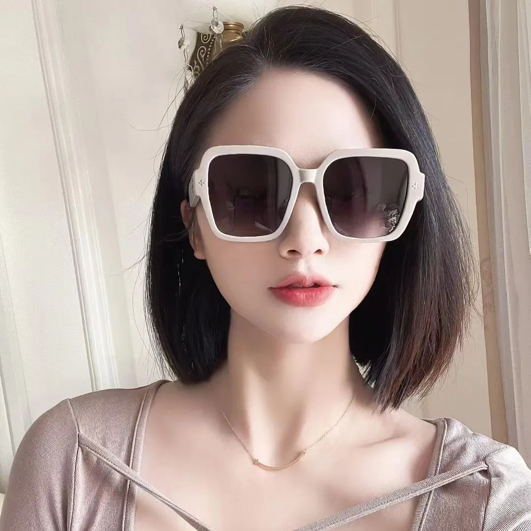 Дизайнерские поляризационные солнцезащитные очки Luxe Hip Hop UV Pro Высококачественная оправа премиум-класса Модные шикарные очки
Дизайнерские поляризационные солнцезащитные очки Luxe Hip Hop UV Pro Высококачественная оправа премиум-класса Модные шикарные очки