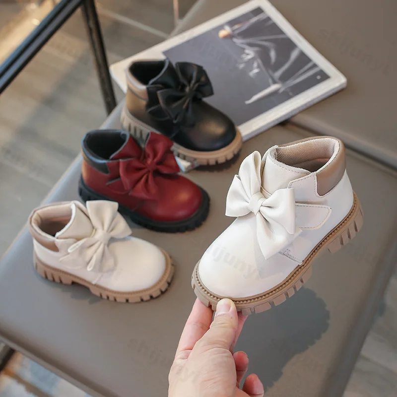 Children's Flat Boots 2025 Autumn Winter New Fashion Bow Knot Girls' Short Boots Lightweight Comfortable Soft Sole Casual Shoes
Children's Flat Boots 2025 Autumn Winter New Fashion Bow Knot Girls' Short Boots Lightweight Comfortable Soft Sole Casual Shoes