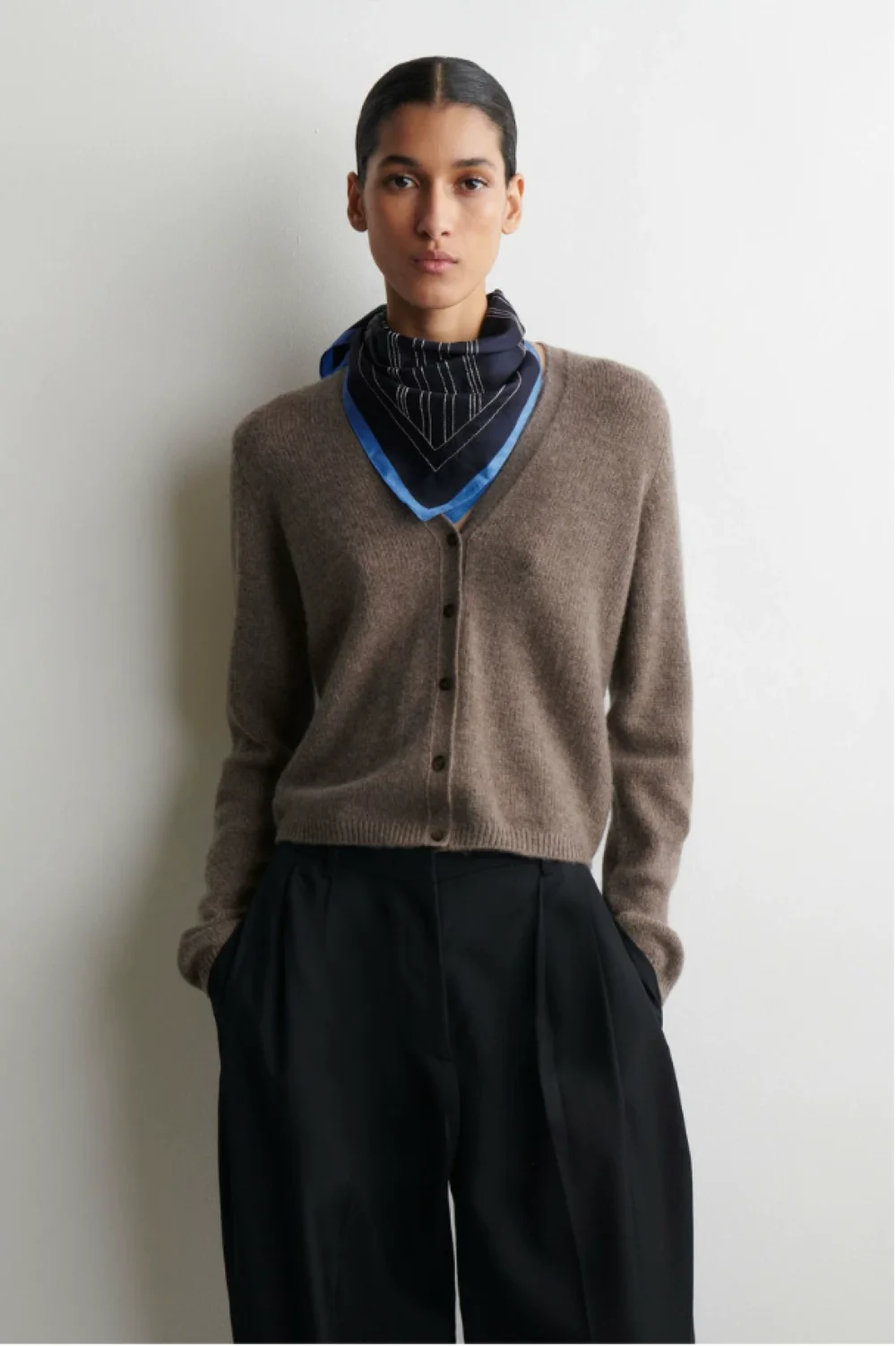 XIMIAN APPAREL 2026 YAZHIMEI cos spring new style of Women's casual standard-fit brown cashmere blend V-neck cardigan
XIMIAN APPAREL 2026 YAZHIMEI cos spring new style of Women's casual standard-fit brown cashmere blend V-neck cardigan