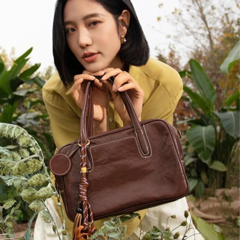 Retro Leather Women's Shoulder Bag 2025 New Fashionable Large Capacity Tote Bag Simple Bowling Square Bag Personalized Handbag
Retro Leather Women's Shoulder Bag 2025 New Fashionable Large Capacity Tote Bag Simple Bowling Square Bag Personalized Handbag