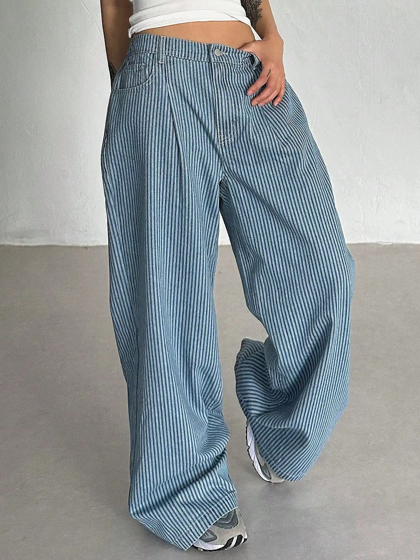 Женские сине-белые полосатые широкие джинсовые брюки для лета
Женские сине-белые полосатые широкие джинсовые брюки для лета