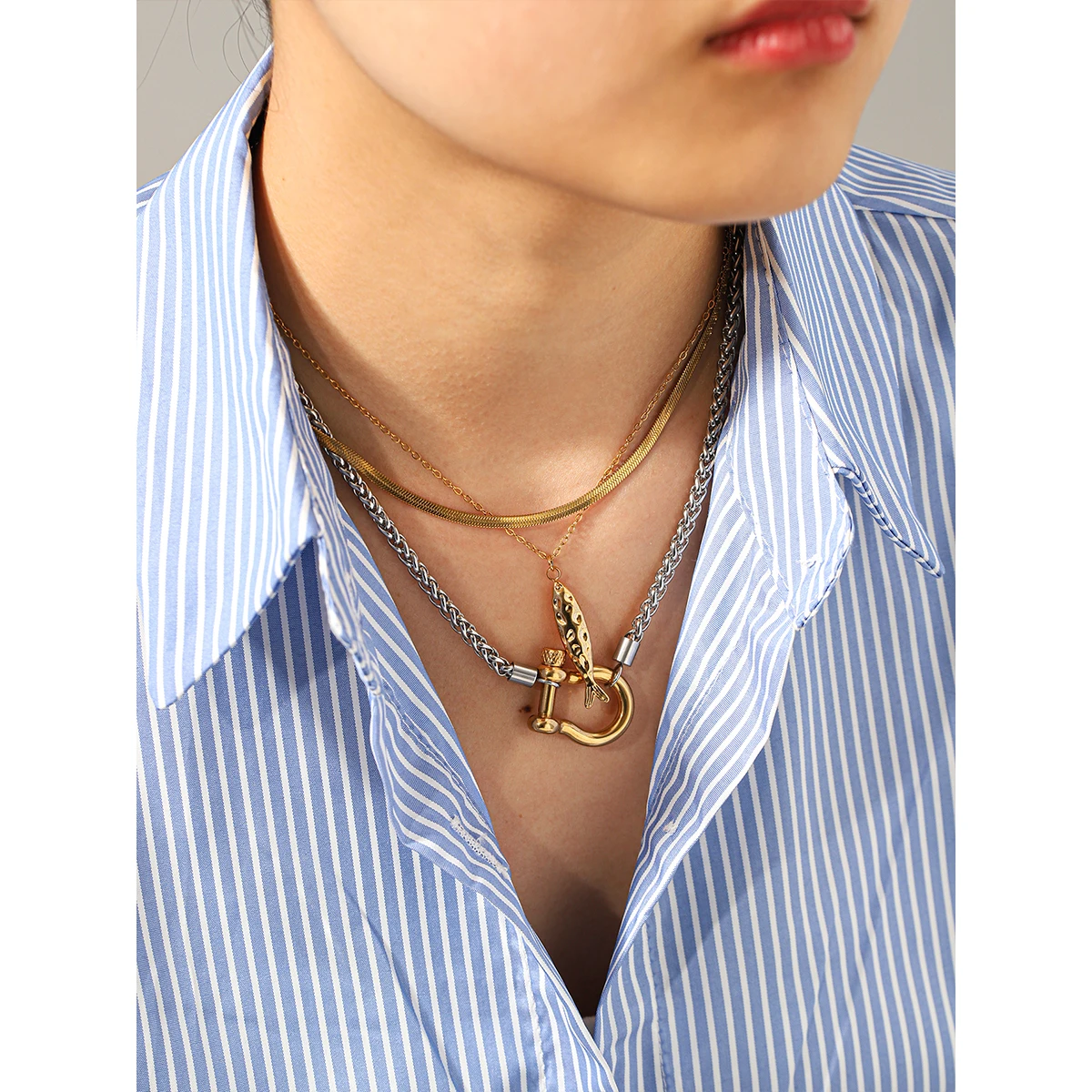 18K Gold Plated Stainless Steel Two Tone Carabiner Necklace Chunky Charm Horseshoe Screw Lock Collar Layered Jewelry For Women
18K Gold Plated Stainless Steel Two Tone Carabiner Necklace Chunky Charm Horseshoe Screw Lock Collar Layered Jewelry For Women