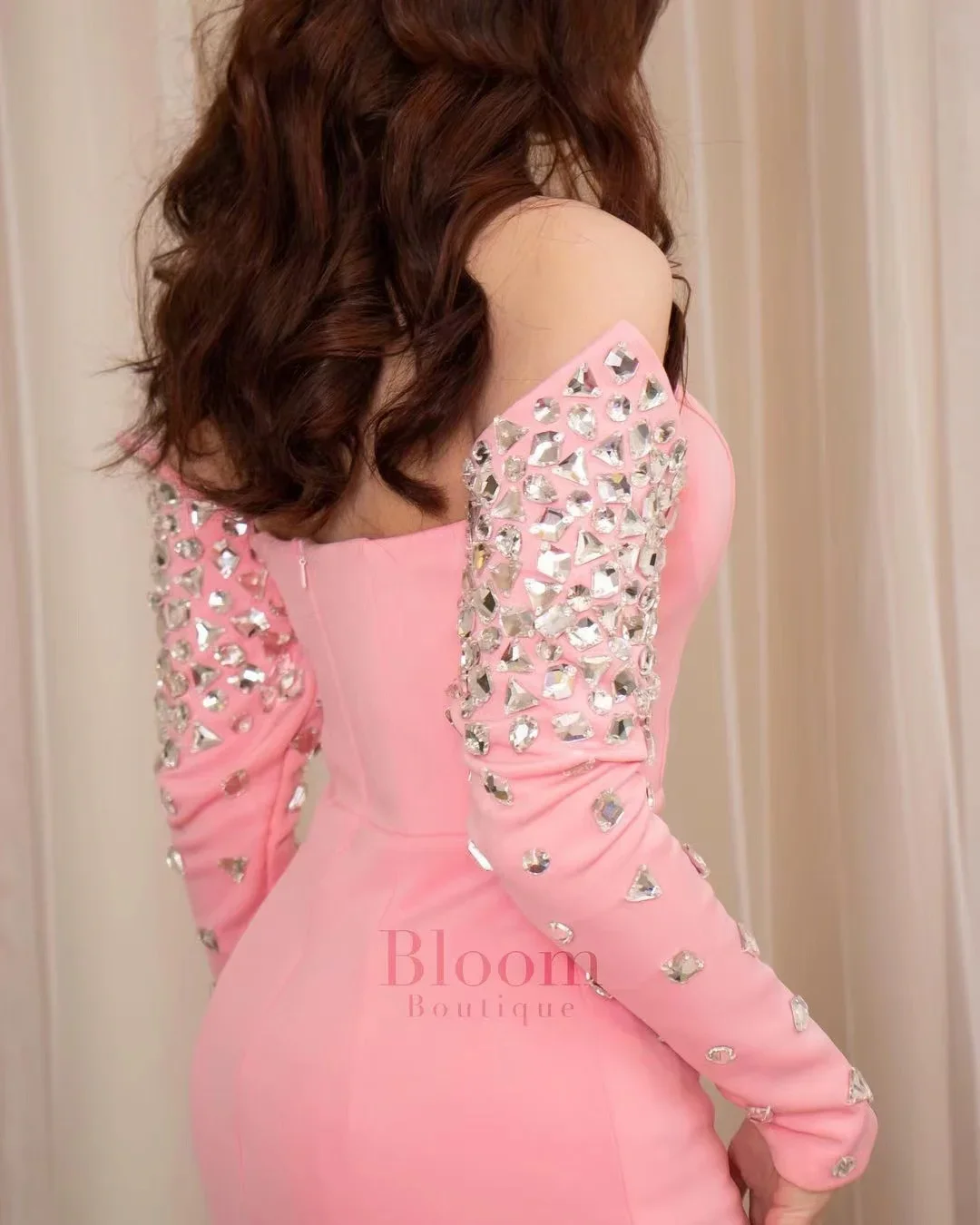 Halter V Neck Evening Dresses Gala Party Gown For Special Events Sharon Dress Rhinestone Customized Long Sleeves Prom Dresses
Halter V Neck Evening Dresses Gala Party Gown For Special Events Sharon Dress Rhinestone Customized Long Sleeves Prom Dresses