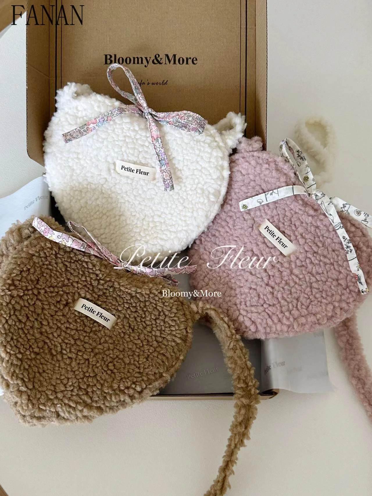 Новинка 2025, модная простая универсальная портативная милая маленькая женская сумка-мессенджер из овечьей шерсти Love, милые женские сумки через плечо 
Новинка 2025, модная простая универсальная портативная милая маленькая женская сумка-мессенджер из овечьей шерсти Love, милые женские сумки через плечо