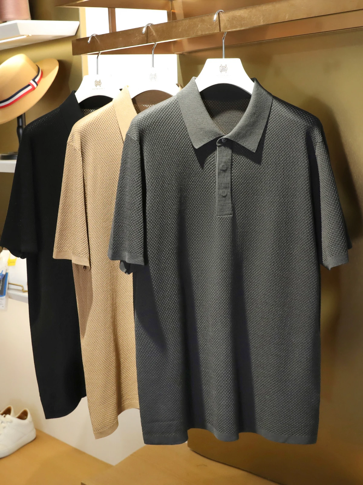 Лето 2025: Мужская повседневная рубашка из трикотажного шелково-хлопкового смесового материала, свободного кроя, модная, городская, с коротким рукавом, дышащая
Лето 2025: Мужская повседневная рубашка из трикотажного шелково-хлопкового смесового материала, свободного кроя, модная, городская, с коротким рукавом, дышащая