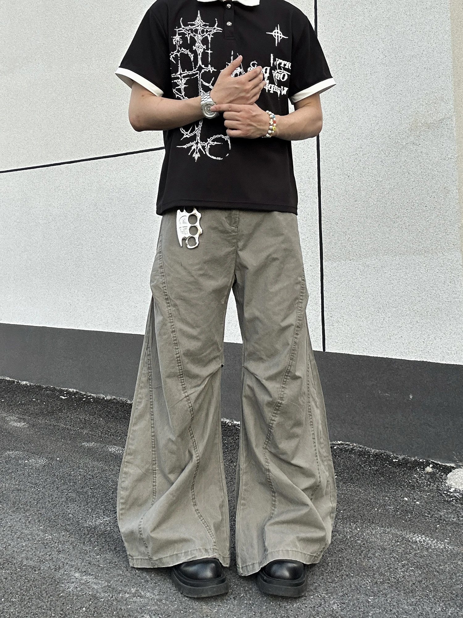 American Retro Deconstructed Splicing Line Wide Leg Knife Work Pants Men's High Sensation Function Micro Flared Scythe Pants
American Retro Deconstructed Splicing Line Wide Leg Knife Work Pants Men's High Sensation Function Micro Flared Scythe Pants