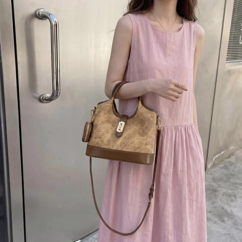 Simple Vintage Crossbody Handbag Ladies High End Leather Classic Elegant Trendy Paris Daily Bag
Simple Vintage Crossbody Handbag Ladies High End Leather Classic Elegant Trendy Paris Daily Bag