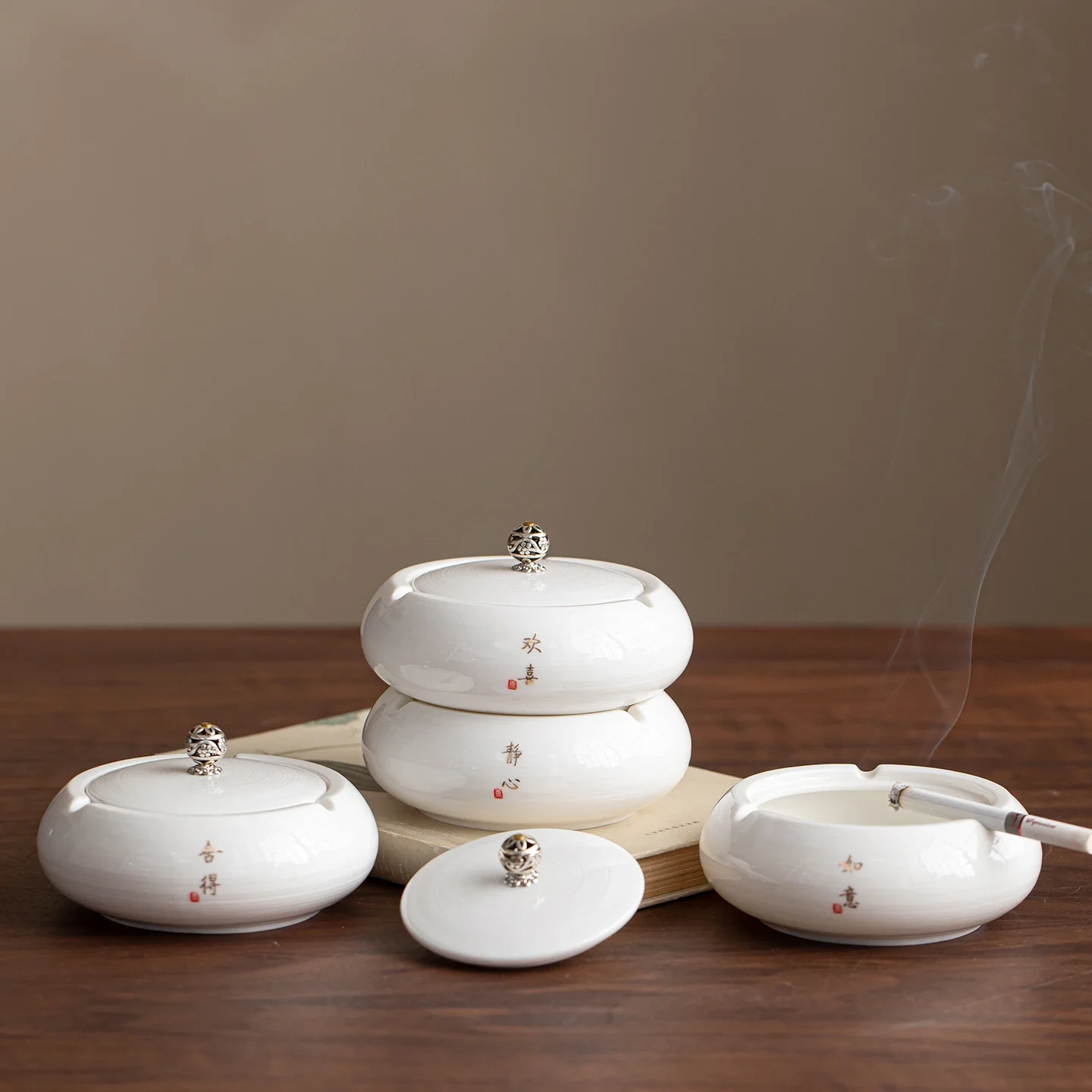 Home Suet Jade Porcelain Ashtray Office Home Simple White Creative Ceramic Ashtray Anti-fly Ash Desktop Ornaments
Home Suet Jade Porcelain Ashtray Office Home Simple White Creative Ceramic Ashtray Anti-fly Ash Desktop Ornaments