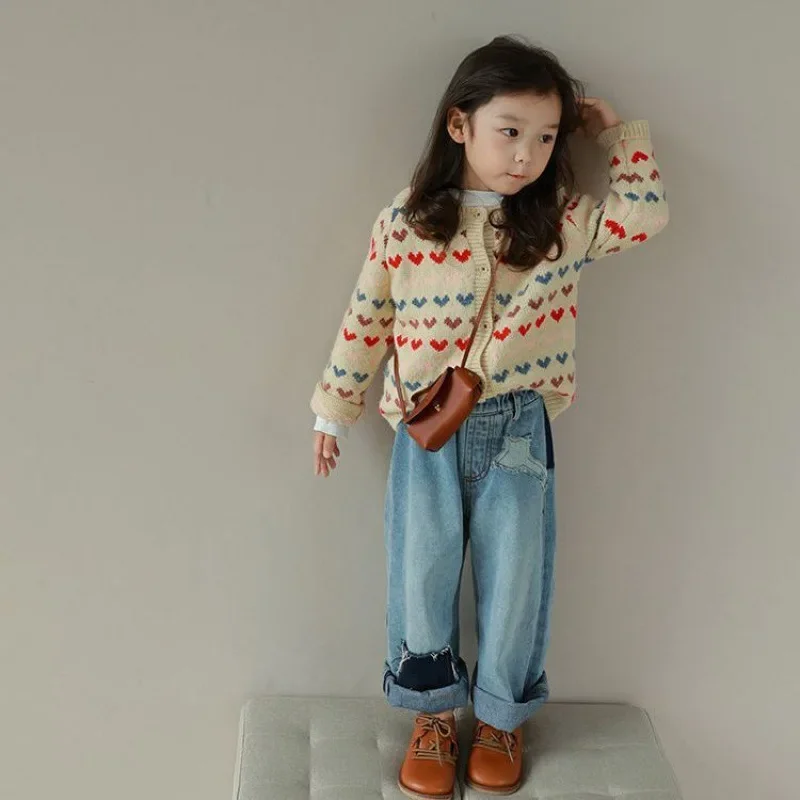 Girls Colorful Love Sweater 2023 Autumn/Winter New Girl Baby Cardigan with Jeans Set, Fashionable and Versatile Be Durable
Girls Colorful Love Sweater 2023 Autumn/Winter New Girl Baby Cardigan with Jeans Set, Fashionable and Versatile Be Durable