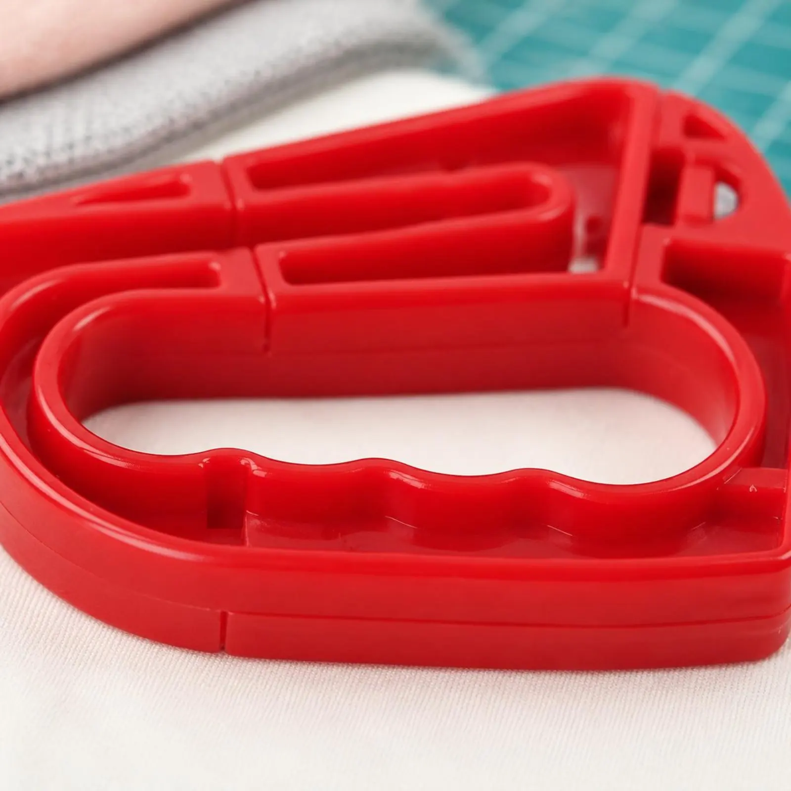 Handheld Textile Cutter Angled Body Manual Textile Cutter Ergonomic Handle Rounded Opening Lightweight Compact
Handheld Textile Cutter Angled Body Manual Textile Cutter Ergonomic Handle Rounded Opening Lightweight Compact
