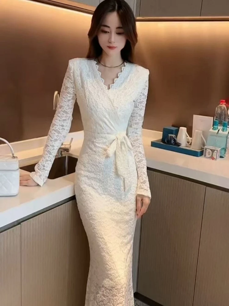 Женское элегантное кружевное макси-платье с V-образным вырезом и длинными рукавами, облегающее, новинка зимы 2026, в изысканном женственном стиле
Женское элегантное кружевное макси-платье с V-образным вырезом и длинными рукавами, облегающее, новинка зимы 2026, в изысканном женственном стиле 