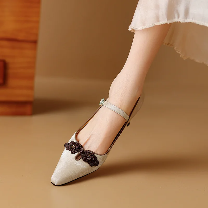 2024 New Chinese Elegant and Elegant Cowhide High Heels with Pointed Toe Shallow Mouth Thin Heel Mid Heel Women's Single Shoes
2024 New Chinese Elegant and Elegant Cowhide High Heels with Pointed Toe Shallow Mouth Thin Heel Mid Heel Women's Single Shoes