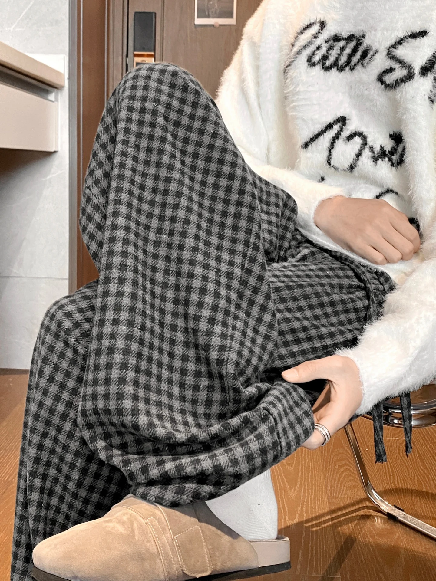 Мужские широкие брюки из утолщенной шерсти в ретро-клетку, свободные, удобные, повседневные, для прогулок, дома и ежедневных поездок, модный бренд
Мужские широкие брюки из утолщенной шерсти в ретро-клетку, свободные, удобные, повседневные, для прогулок, дома и ежедневных поездок, модный бренд